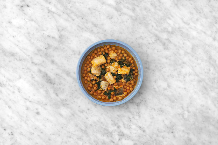 Agrega la merluza y emplata