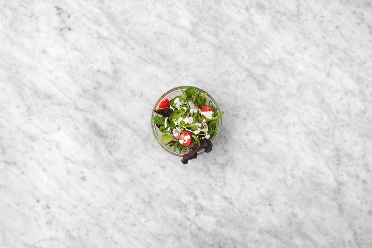 Préparer la vinaigrette et assembler la salade