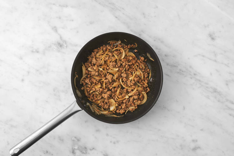 Cuire la saucisse et les oignons