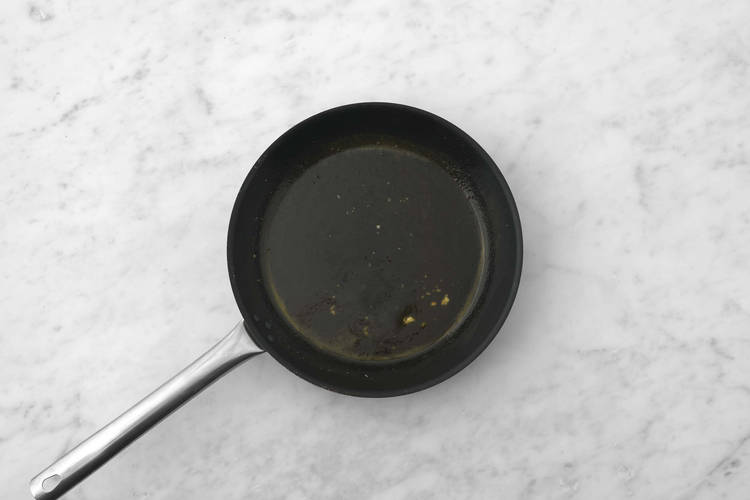 Finish crêpes and make orange syrup