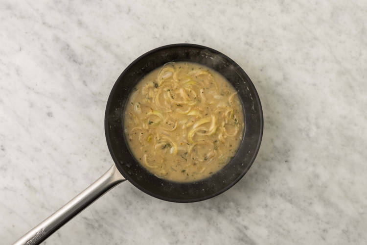 Préparer la sauce à l’oignon