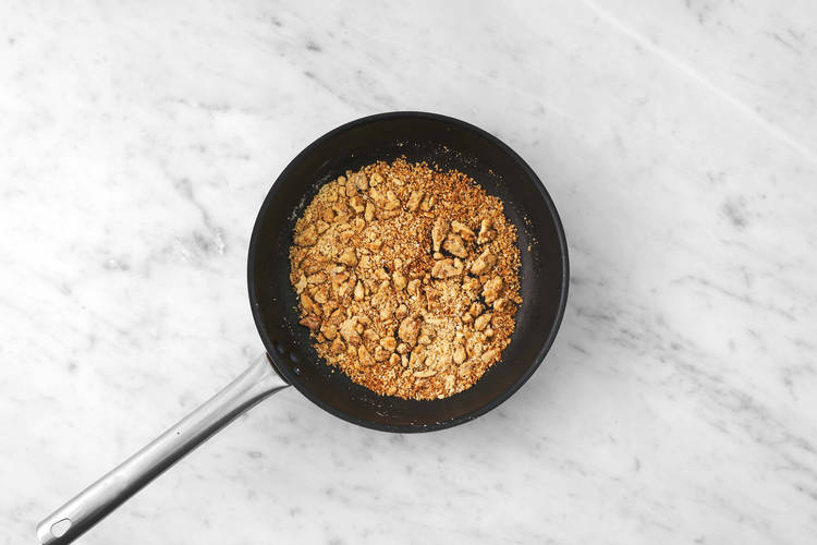 Griller la garniture aux noix de Grenoble