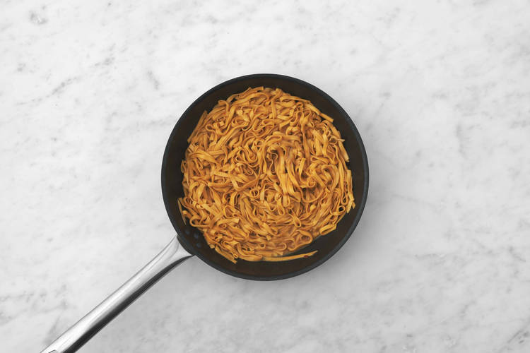 Chili-Nudeln anbraten