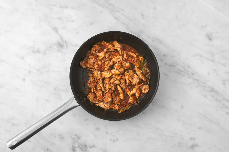 Sfilacciare il pollo e tostare le tortillas