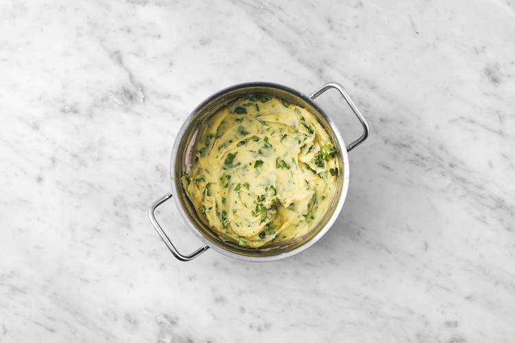 Préparer la sauce et écraser les pommes de terre