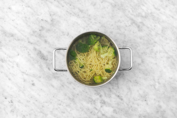 Cuire le brocoli et les nouilles ramen