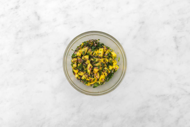 Préparer la salsa mangue- jalapeno et la mayo jerk