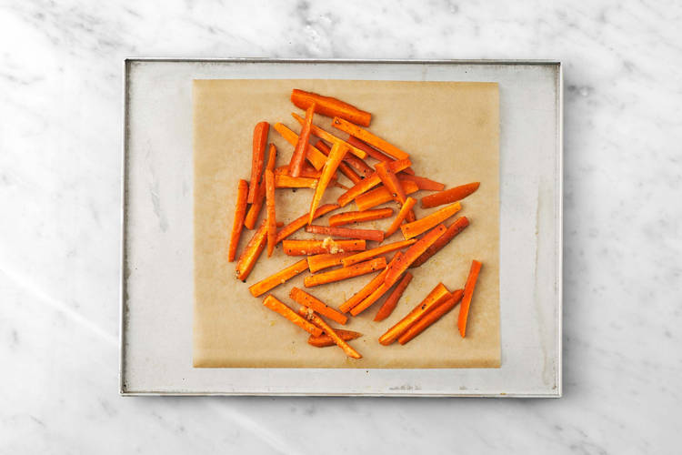 Enfourner les carottes