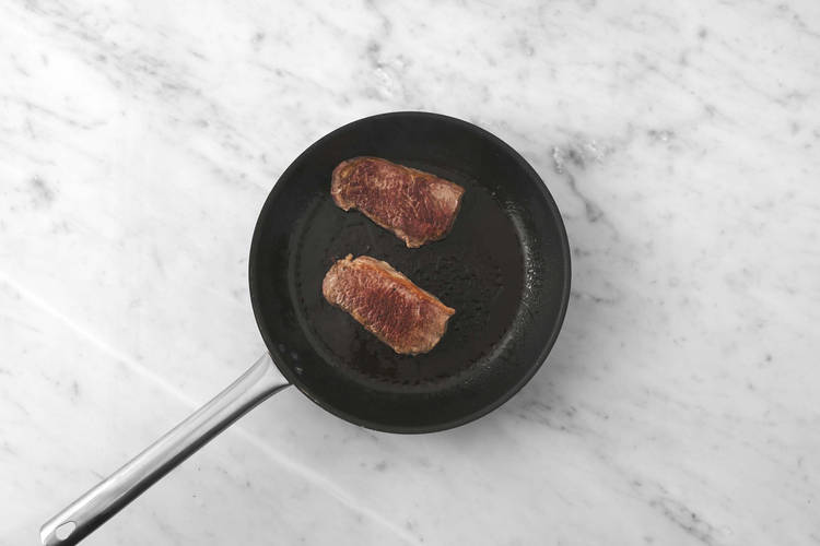 Steak en groenten bakken