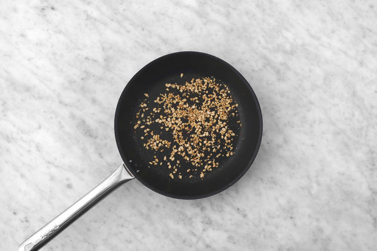 Griller les pignons et commencer la préparation