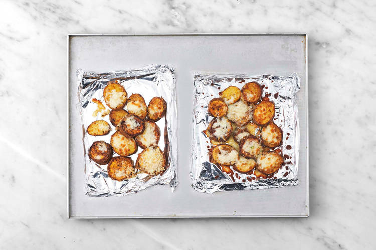 Assembler et cuire les « nachos »