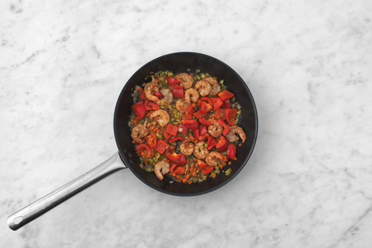 Cuire les crevettes et les légumes