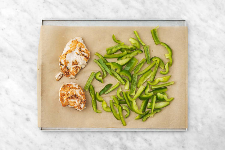 Cuire le poulet et les poivrons