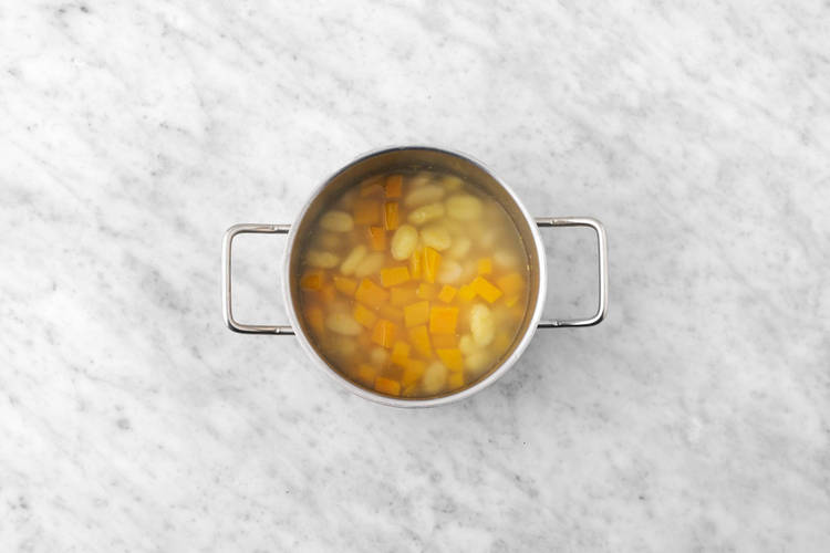 Faire bouillir la courge et les gnocchis