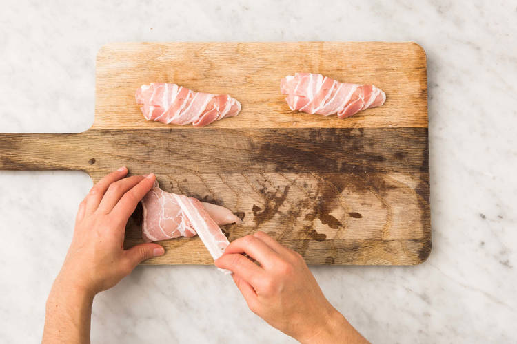 Poulet in Speck einwickeln