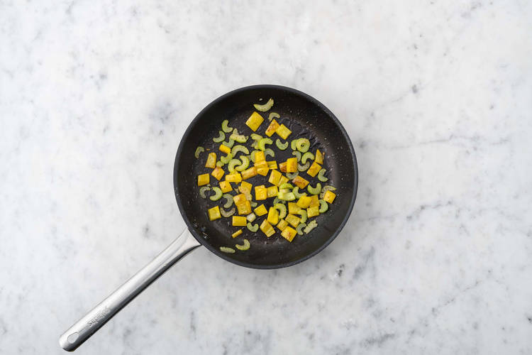 Griller les arachides et cuire les légumes