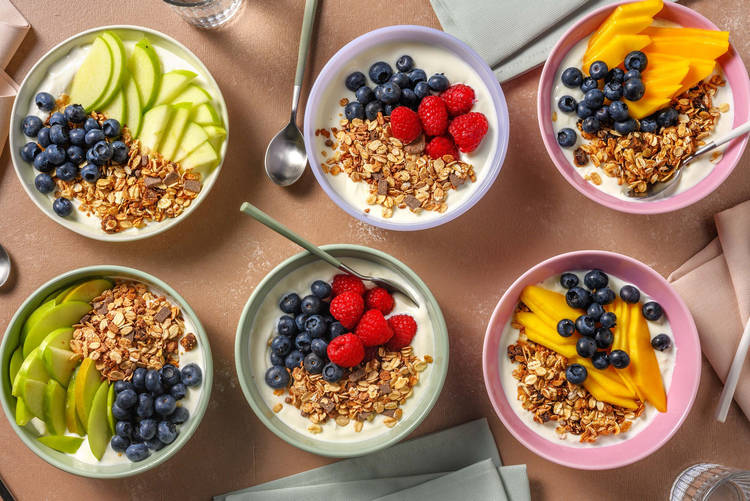 Variations yaourt-granola et fruits frais