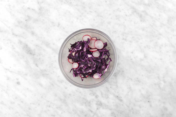 Cuire le brocoli à la vapeur et préparer la salade de chou