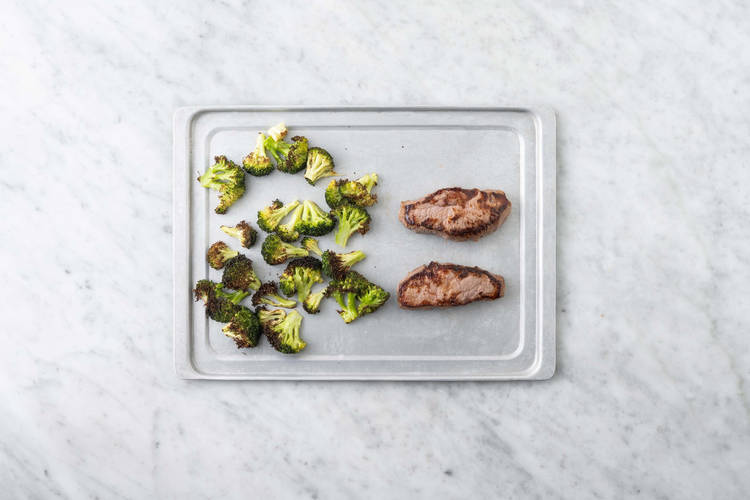 Cuire les steaks et terminer le brocoli