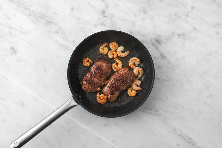 Cuire le steak et les crevettes