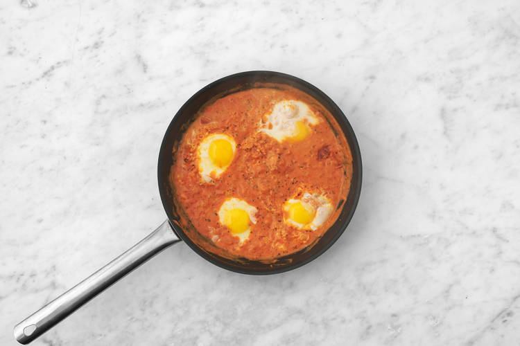 Terminer la sauce et cuire les œufs