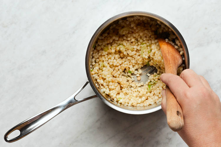 MAKE SCALLION COUSCOUS
