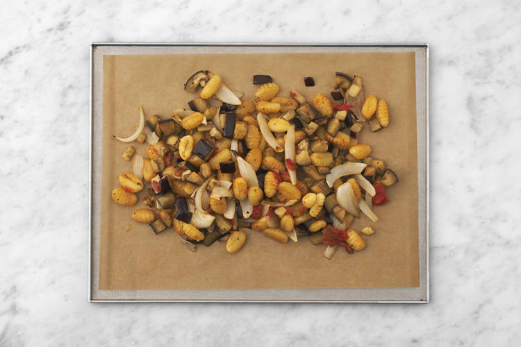 Agrega los gnocchis y hornea