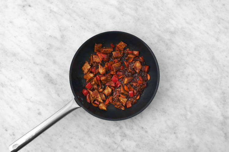 Tilsett saus og pulled beans