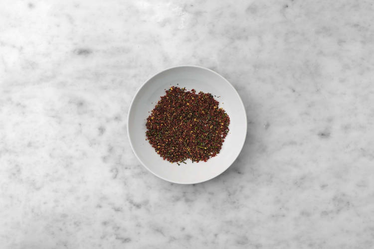 Cranberries, Nüsse und Kräuter hacken