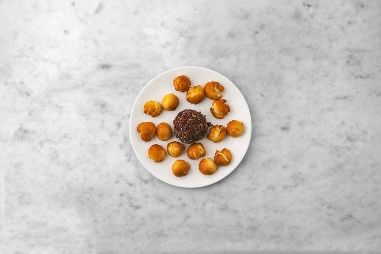 Käse-Ball formen und anrichten