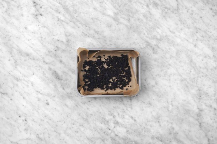 Make chocolate cookie crumble