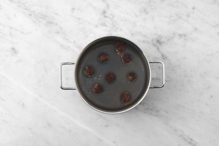 Cocina las albóndigas