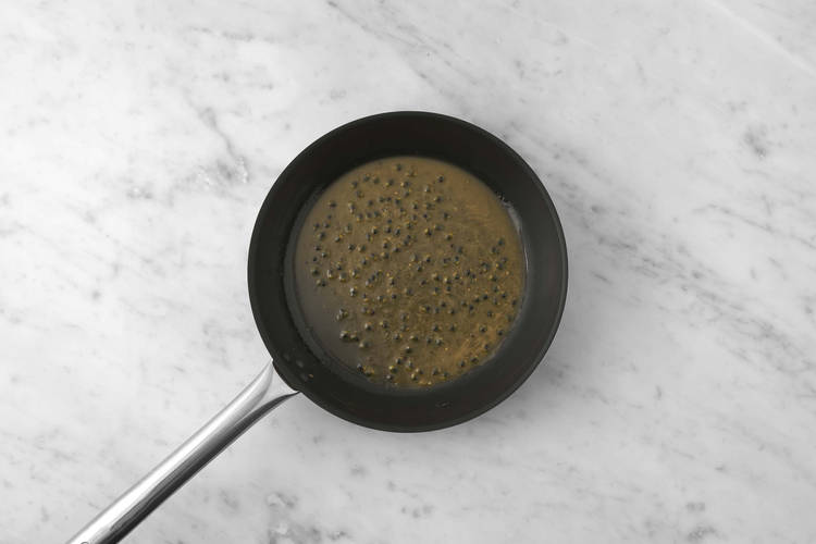 Laga passionsfruktsås