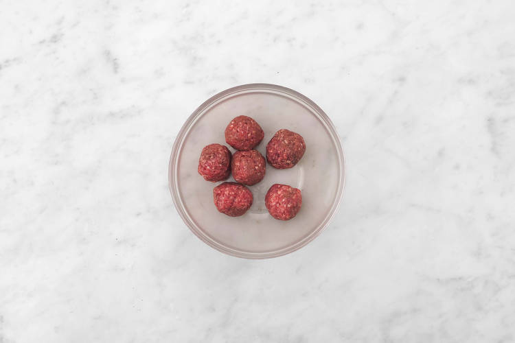 Hackbällchen vorbereiten