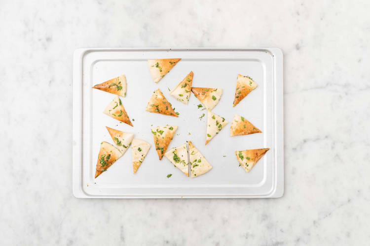 Préparer les croustilles de pita à l’ail