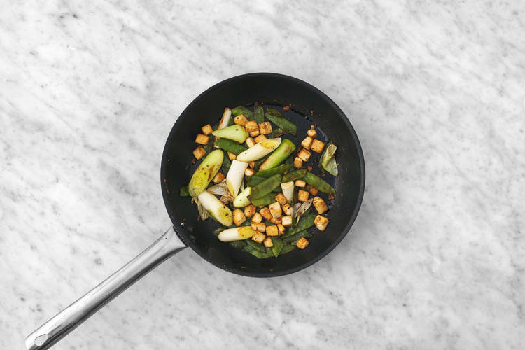 Saltea las verduras y el tofu