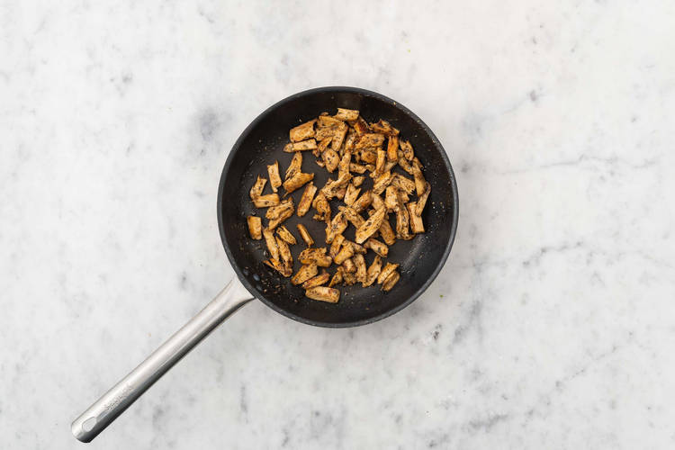 Salat fertigstellen & Gyros anbraten