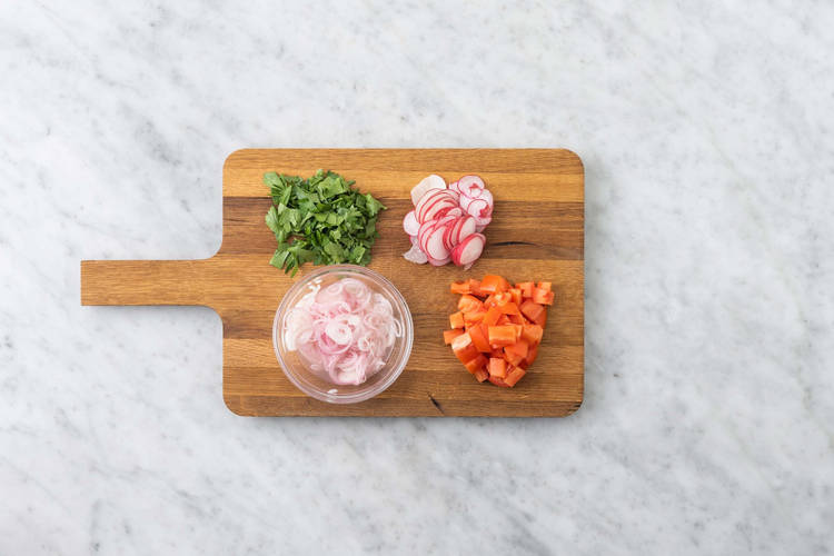 Préparer et mariner les échalotes