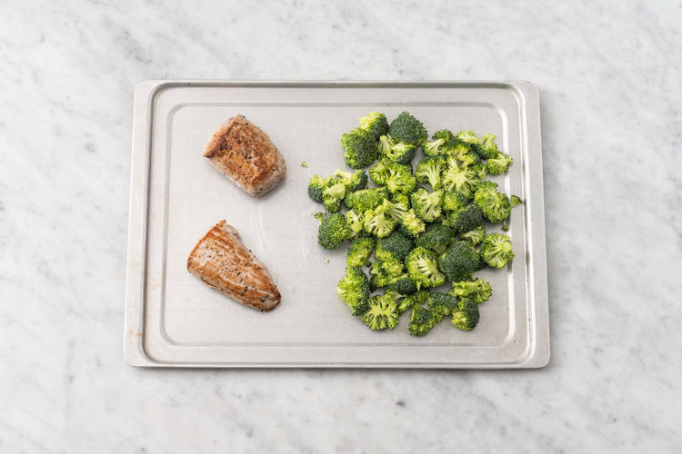 Rôtir le porc et le brocoli