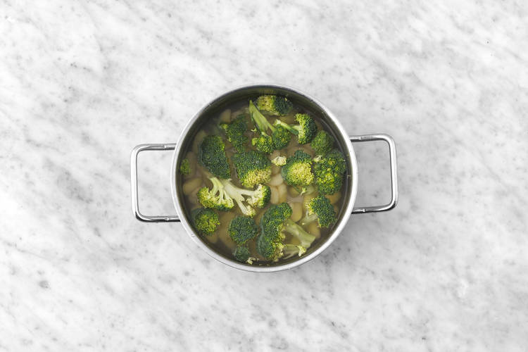 Cook gnocchi and broccoli