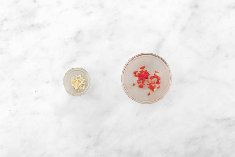 Hacka vitlök och chili