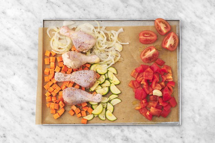 Hornea los vegetales y el pollo