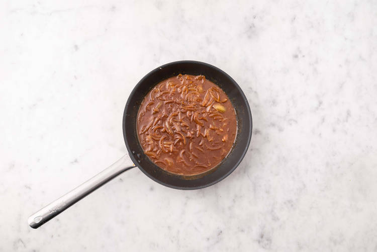 Préparer la sauce à l’oignon