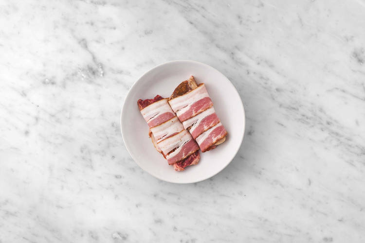 Cuire les pommes de terre et préparer les steaks