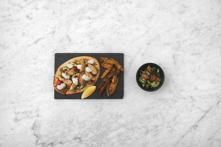 Anrichten und Naan-Pizza belegen