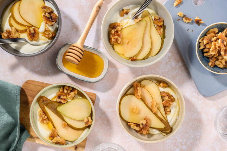 Bowls au yaourt garnis de poire et de noix