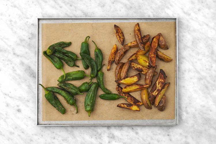 Hornea las patatas y pimientos