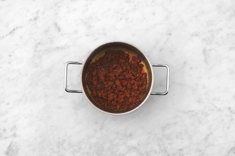 Préparer la sauce et cuire le chorizo
