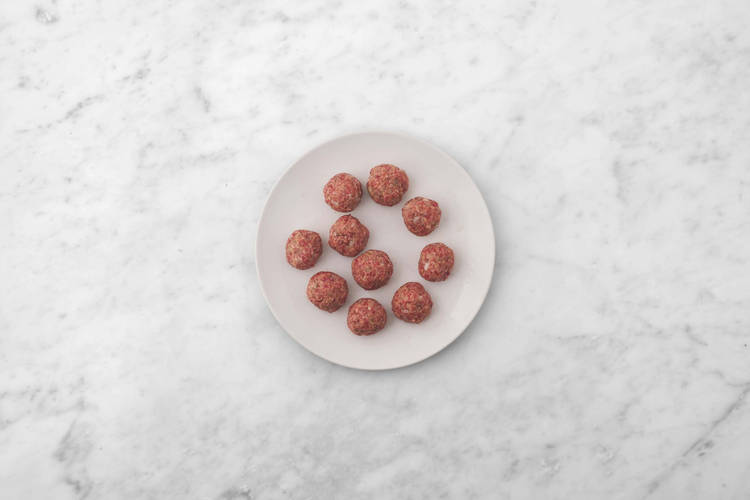 Gör köttbullar
