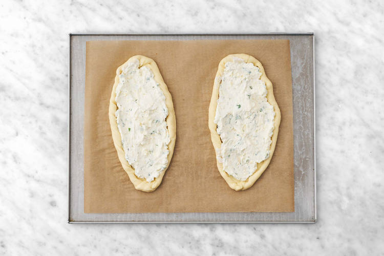 Préparer la farce au fromage et assembler les pains plats